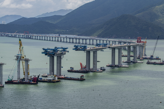 港珠澳大橋香港段接線高架橋建設(shè)時期的場景。資料圖..jpg