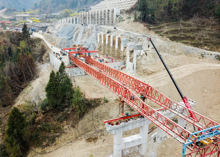 2020.3.12 九綿高速公路LJ22合同段迎來復(fù)工后首個(gè)節(jié)點(diǎn)：首榀T梁成功架設(shè).jpg