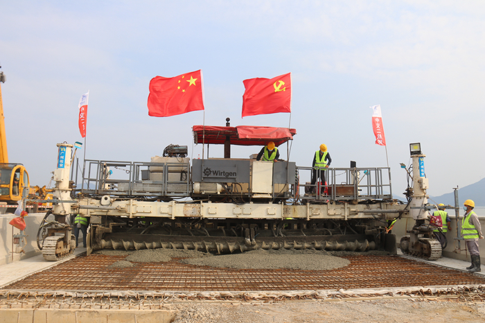 海陵島特大橋順利完成全線橋面鋪裝施工任務(wù)-圖2.jpg