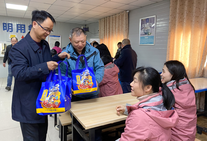 工地上的“火辣”團年飯。白居寺長江大橋項目為留守人員送上火鍋套餐 (6).jpg